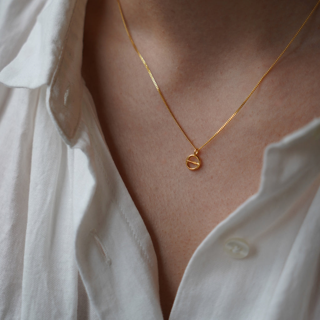 Simple gold hot sale pendant necklace