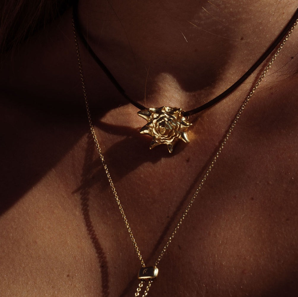Queen Conch Cord Necklace Gold