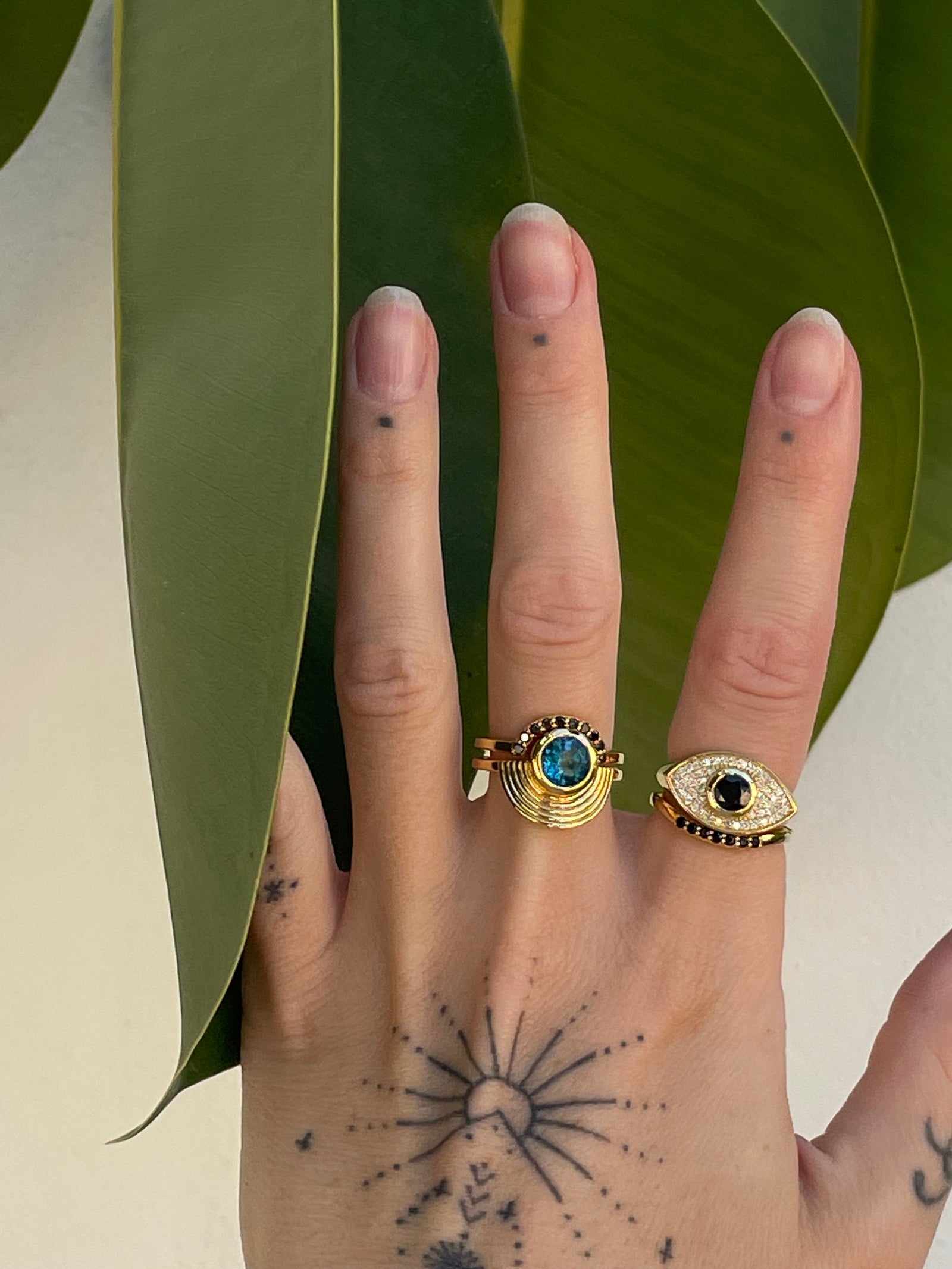 Rays of Light Fine Ring Black Sapphire Solid Gold