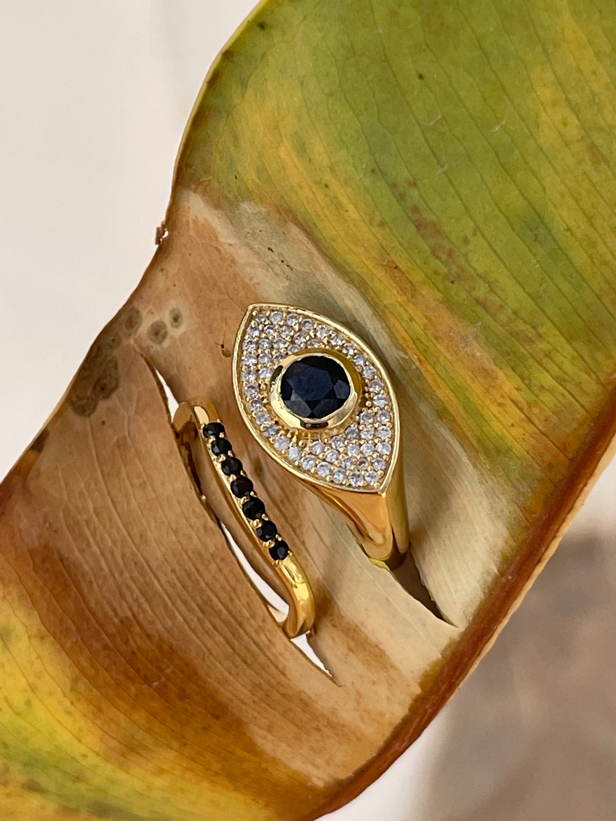 Rays of Light Fine Ring Black Sapphire Solid Gold