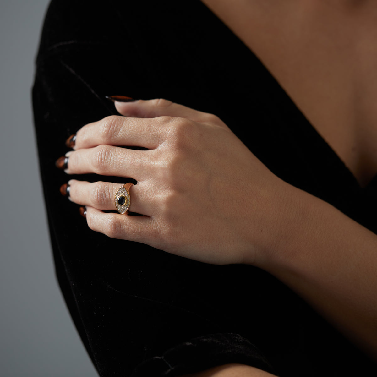 Rays of Light Fine Ring Black Sapphire Solid Gold