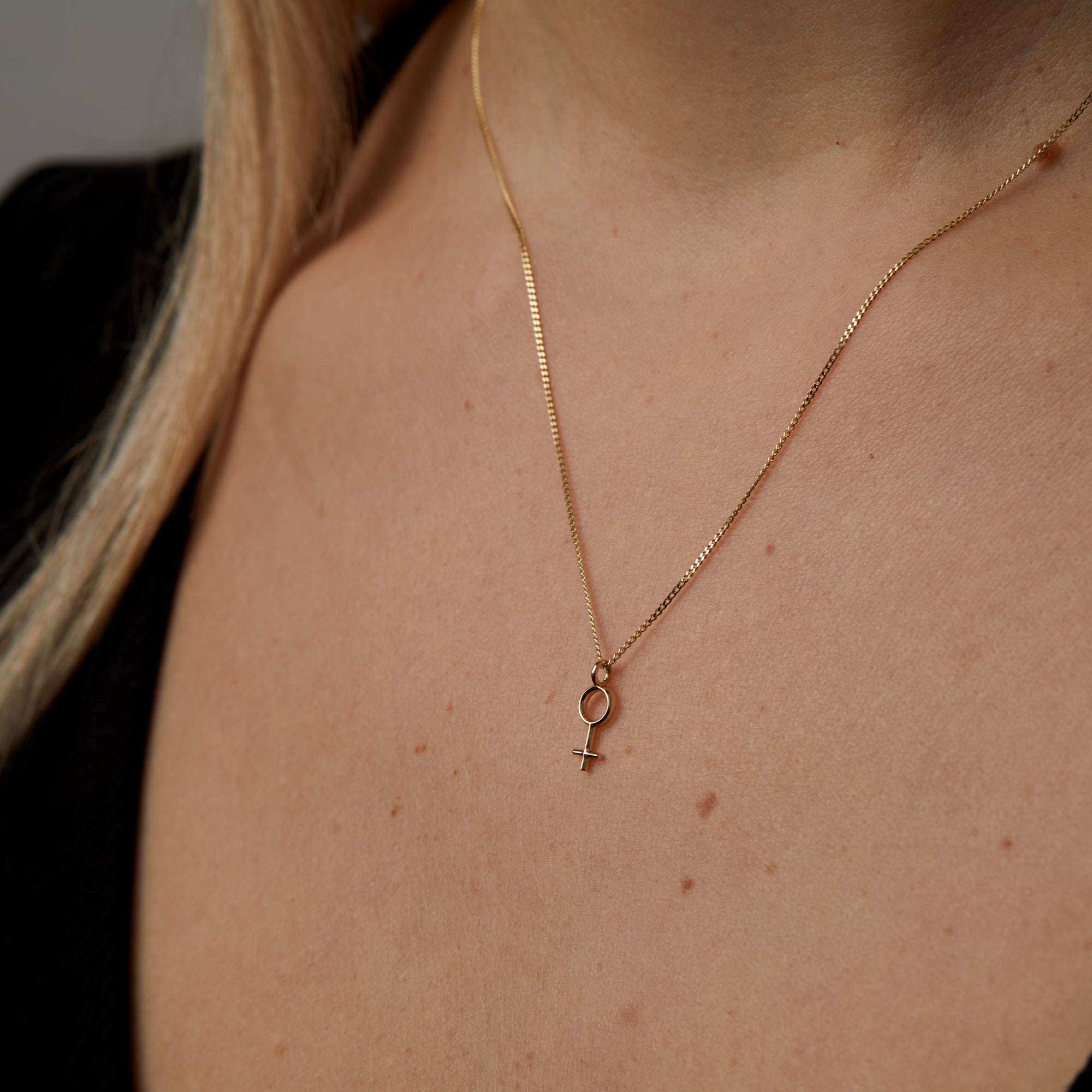 Venus Pendant Solid Gold