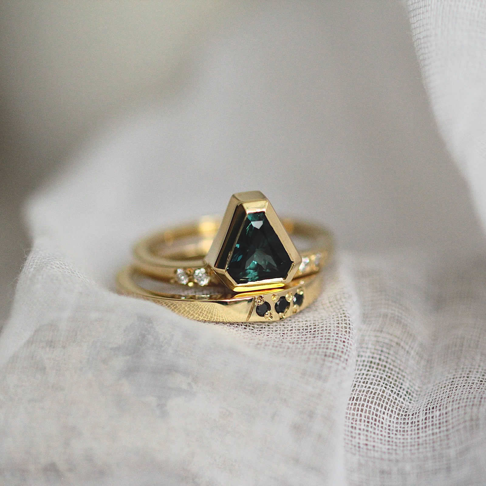 ENGAGEMENT & PLACEHOLDER RINGS