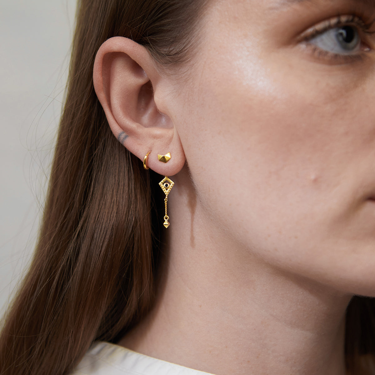 Octa Mini Earring with Black Sapphire Gold